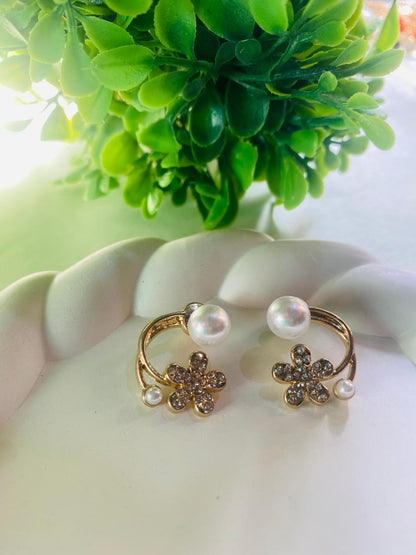 Bloom Curve Pearl Earings