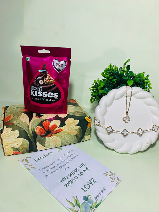 White Clover Elegance Necklace & Bracelet Set